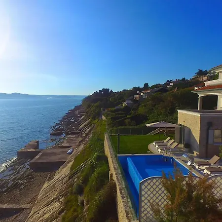 Luxurious With Private Pool צרבני ורך